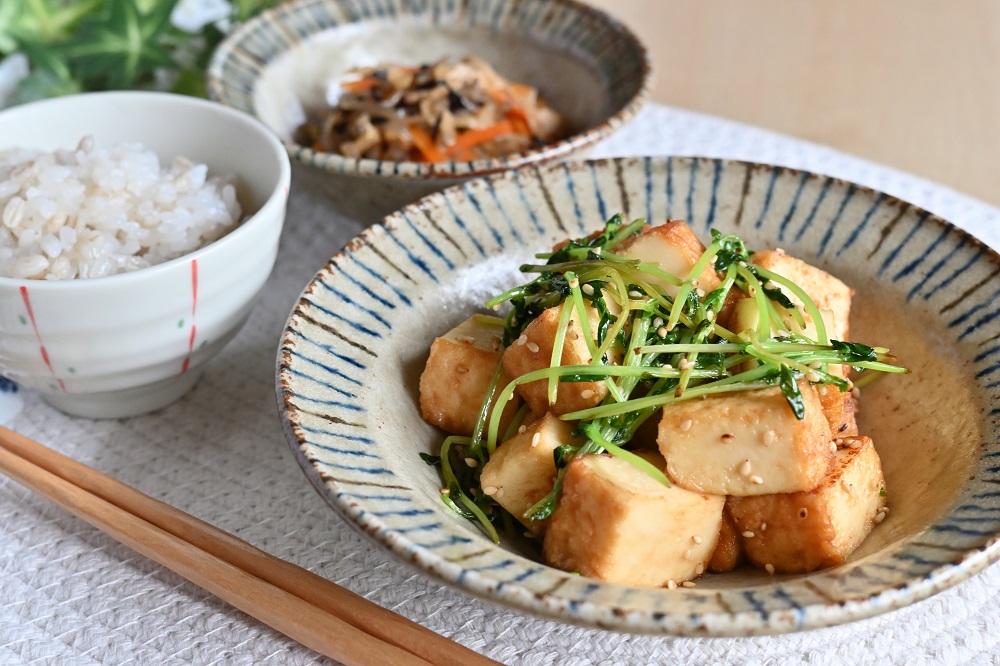 豆苗と厚揚げの炒め物
